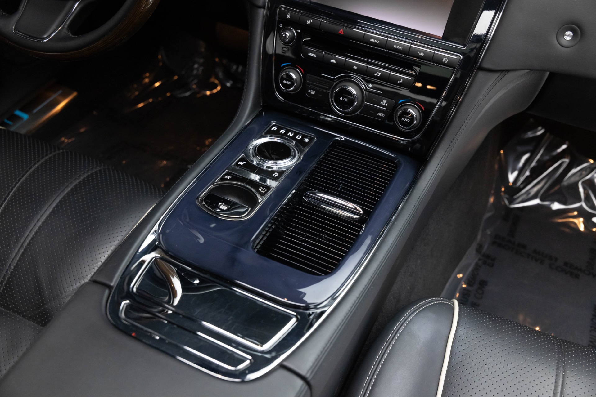 2013 Jaguar XJ XJL Portfolio photo 22