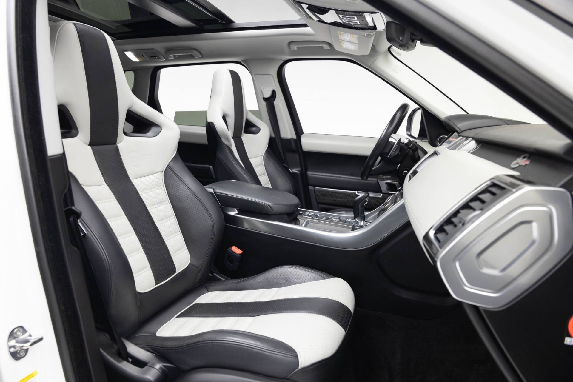 2017 Land Rover Range Rover Sport SVR photo 4