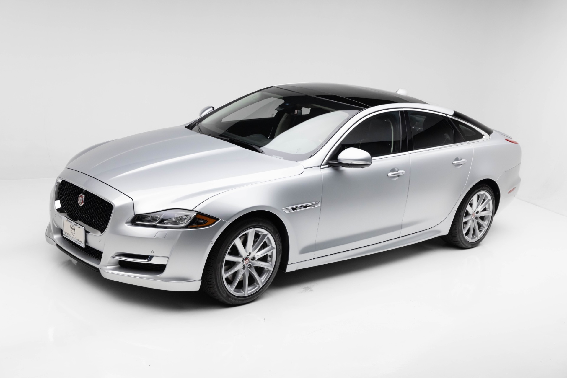 2016 Jaguar XJ XJ R-Sport's photo