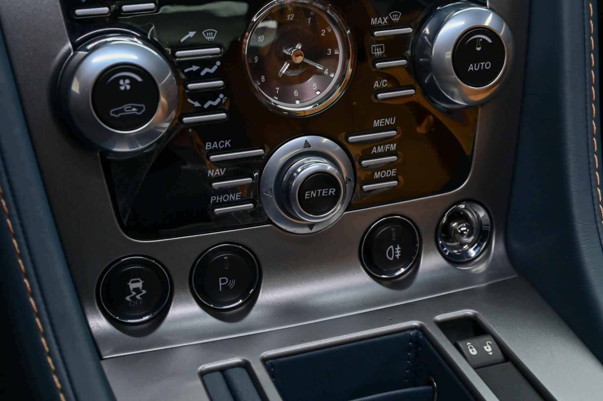 2012 Aston Martin V8 Vantage S photo 34