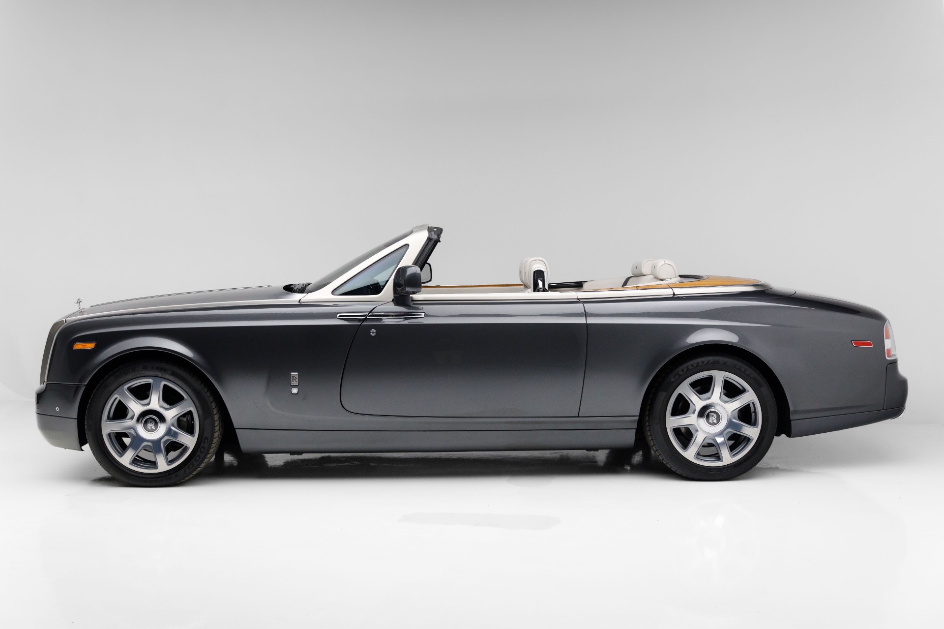 2014 Rolls Royce Phantom Drophead Coupe photo 12