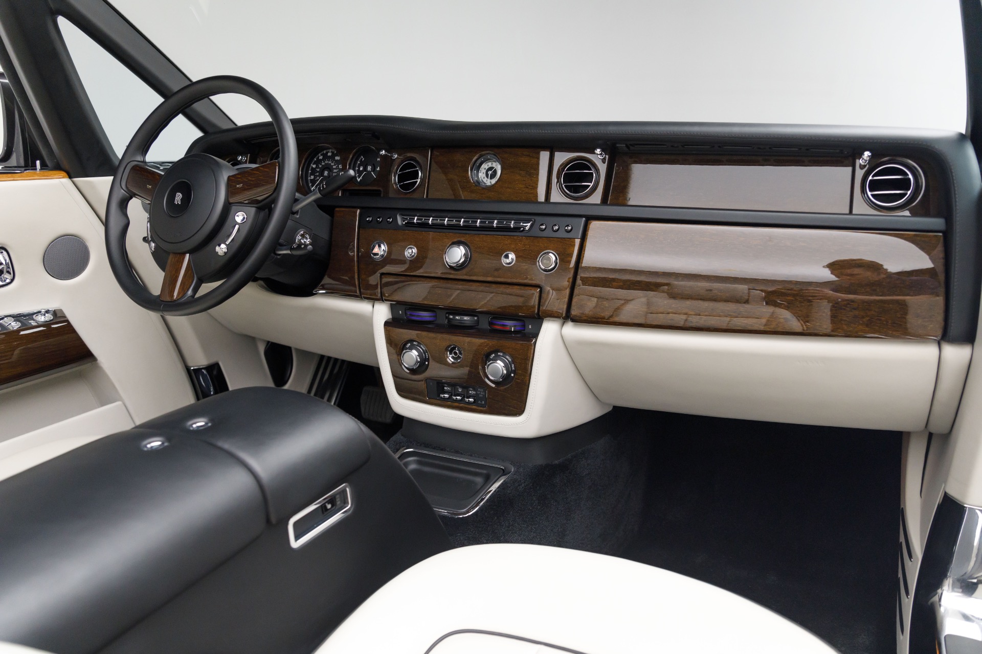 2014 Rolls Royce Phantom Drophead Coupe photo 2