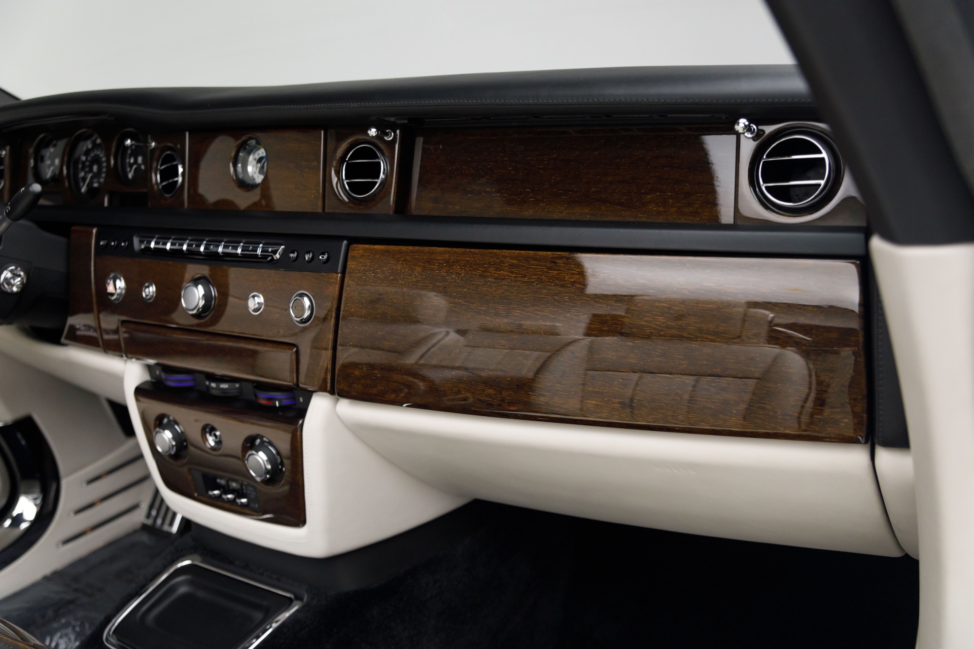 2014 Rolls Royce Phantom Drophead Coupe photo 19
