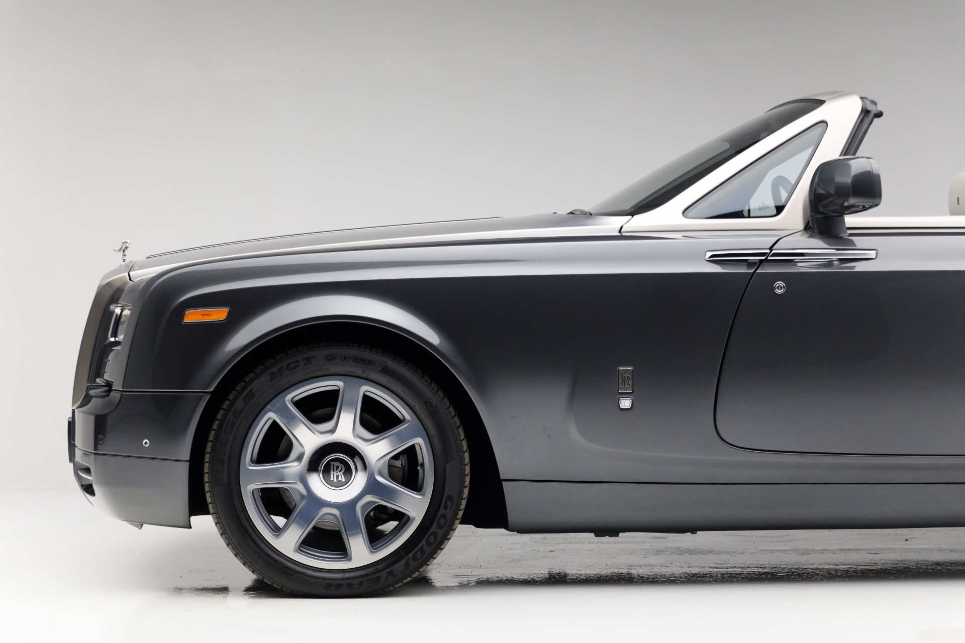 2014 Rolls Royce Phantom Drophead Coupe photo 26