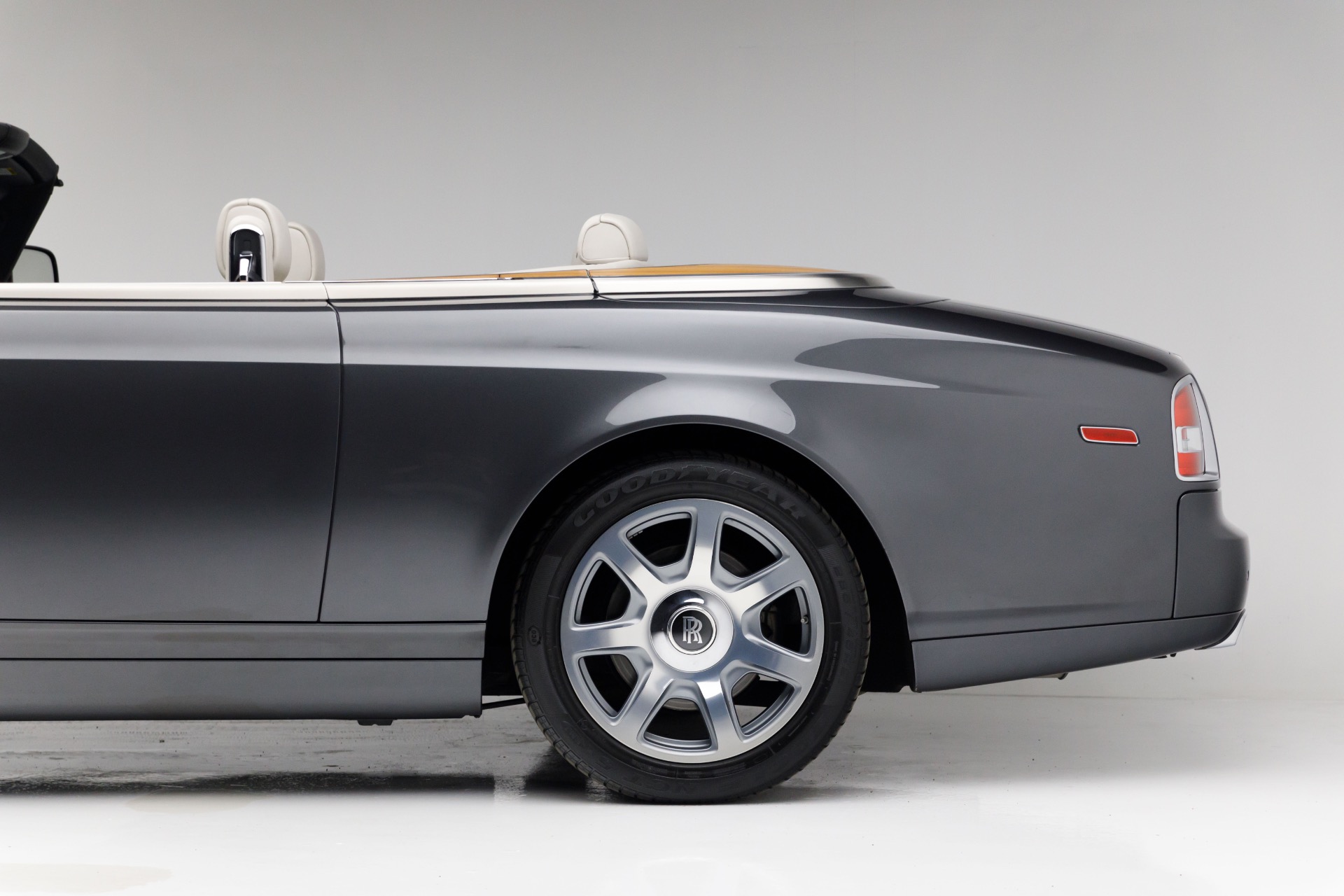2014 Rolls Royce Phantom Drophead Coupe photo 28