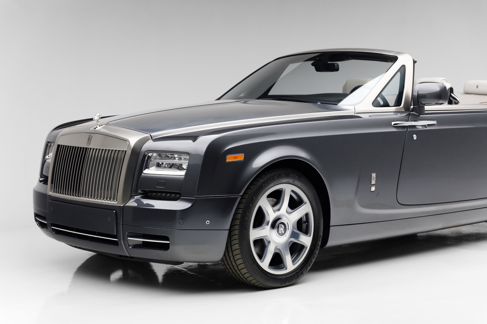 2014 Rolls Royce Phantom Drophead Coupe photo 34