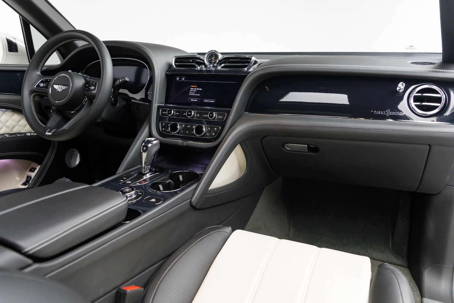 2021 Bentley Bentayga V8 photo 2