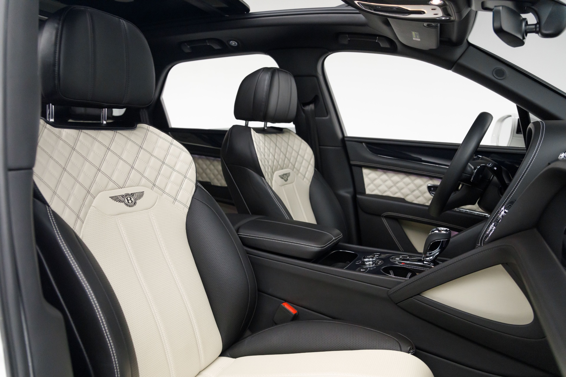 2021 Bentley Bentayga V8 photo 4