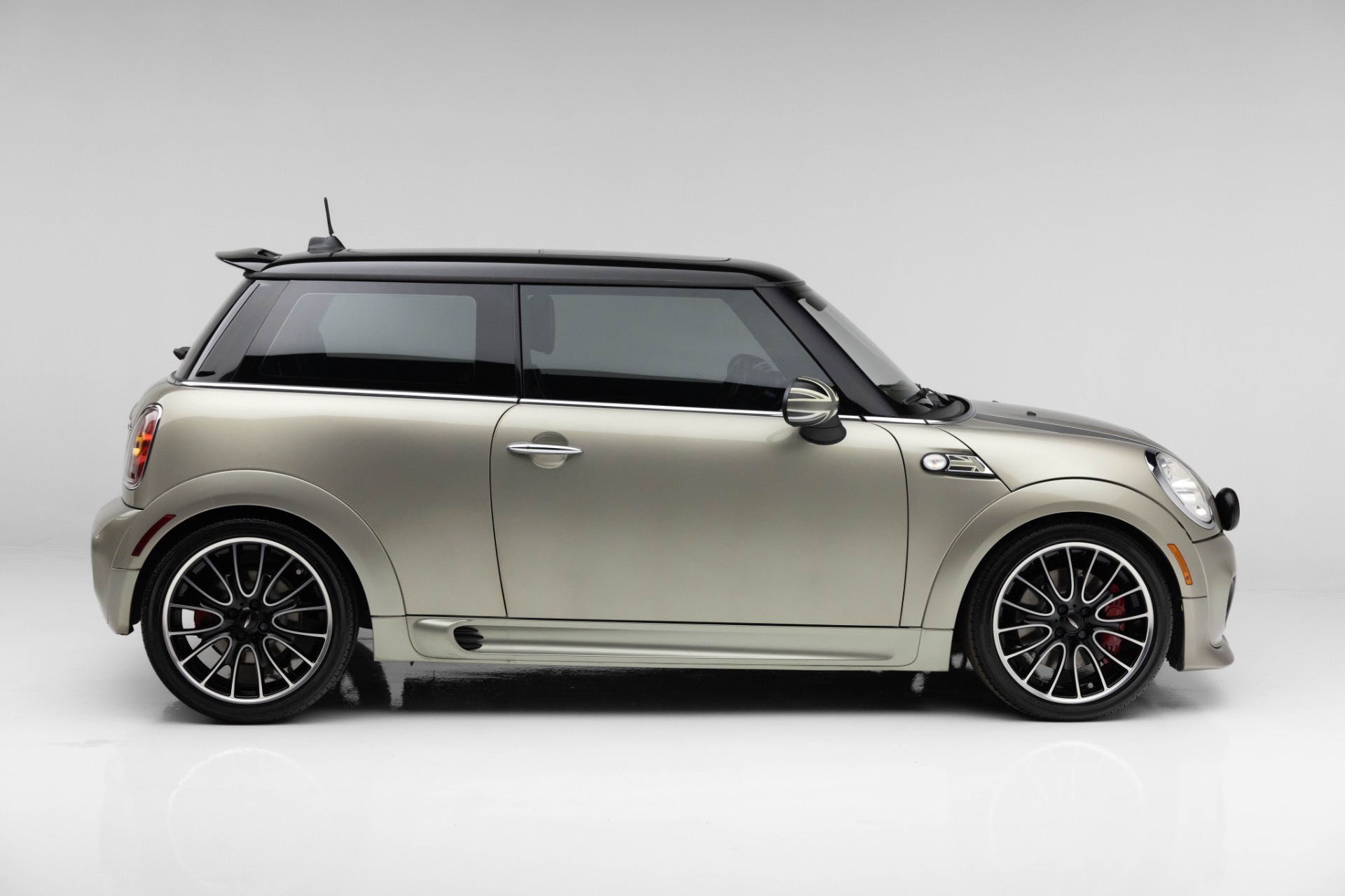 2010 Mini Cooper Hardtop John Cooper Works photo 11