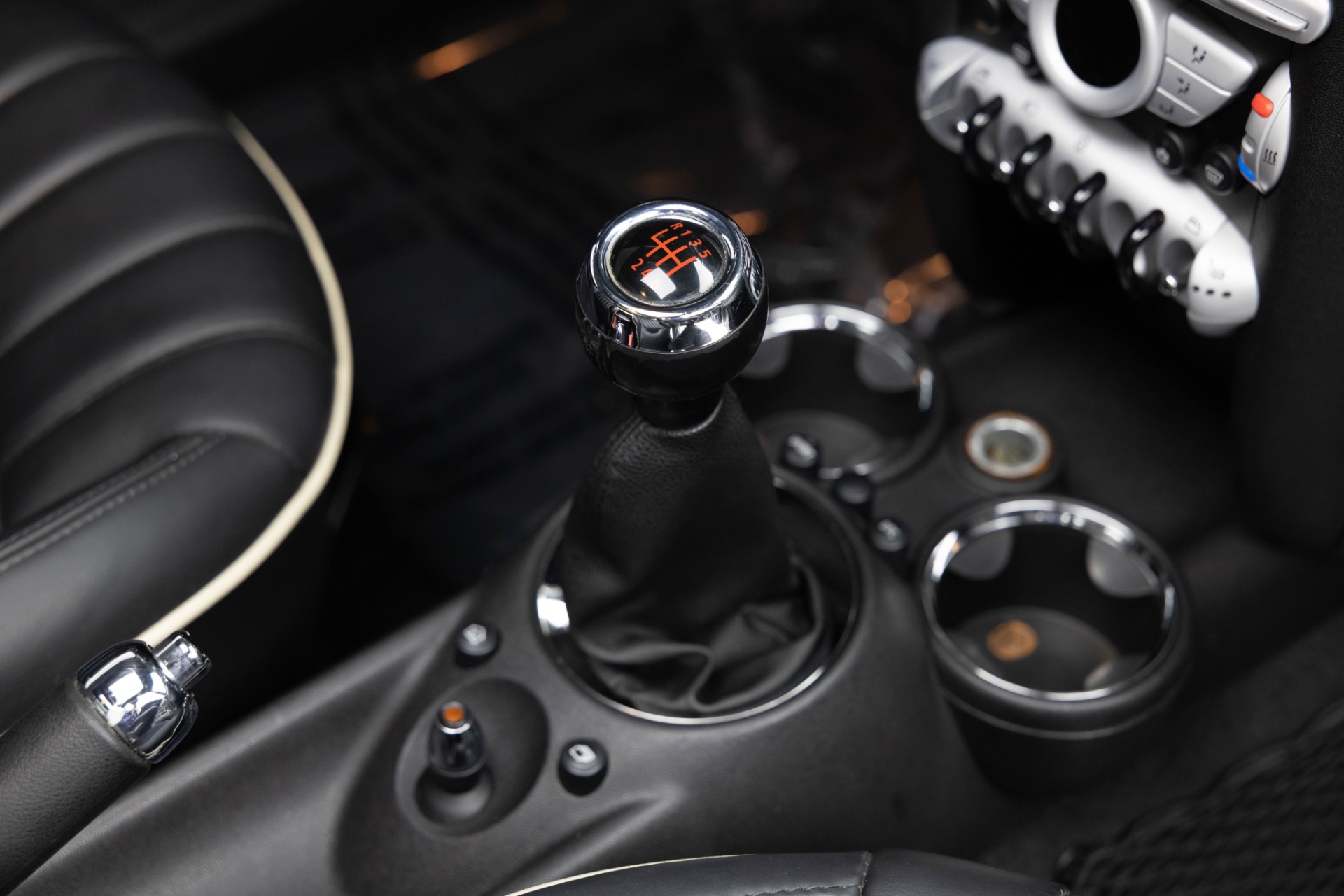 2010 Mini Cooper Hardtop John Cooper Works photo 12