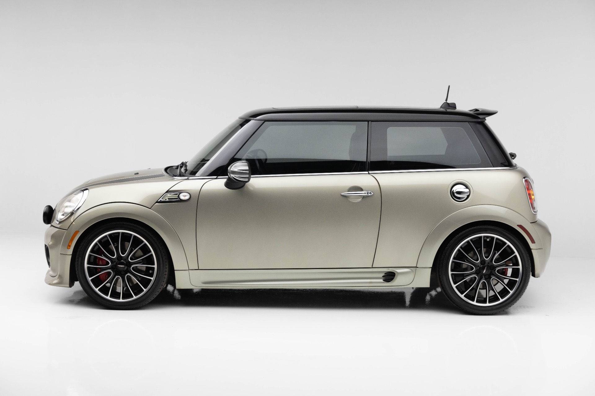 2010 Mini Cooper Hardtop John Cooper Works photo 9